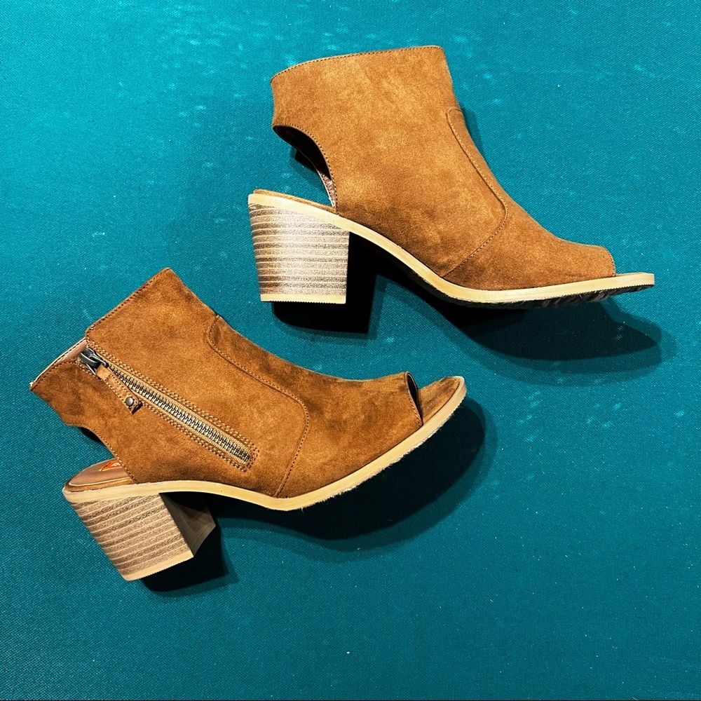 Women’s leather made ankle sandals by “Rocket Dog”, size 8.5 medium